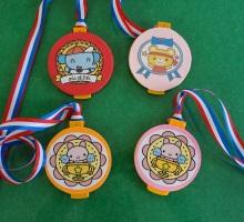 象やクマやウサギのイラストがプリントされたメダルの写真