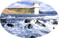川の奥に作られた三野浄水場取水塔の写真