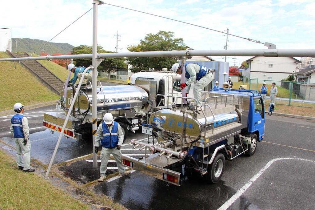 給水車へ充水（旭東浄水場）