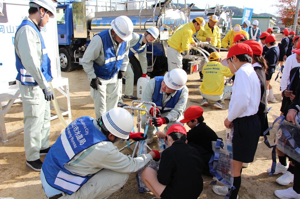 非常用飲料水袋に給水する様子
