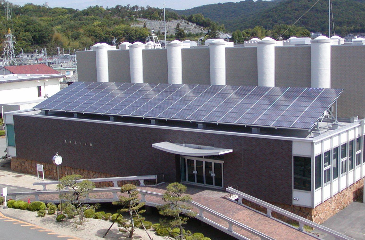 三野浄水場の屋上に設置された太陽光発電システムの写真