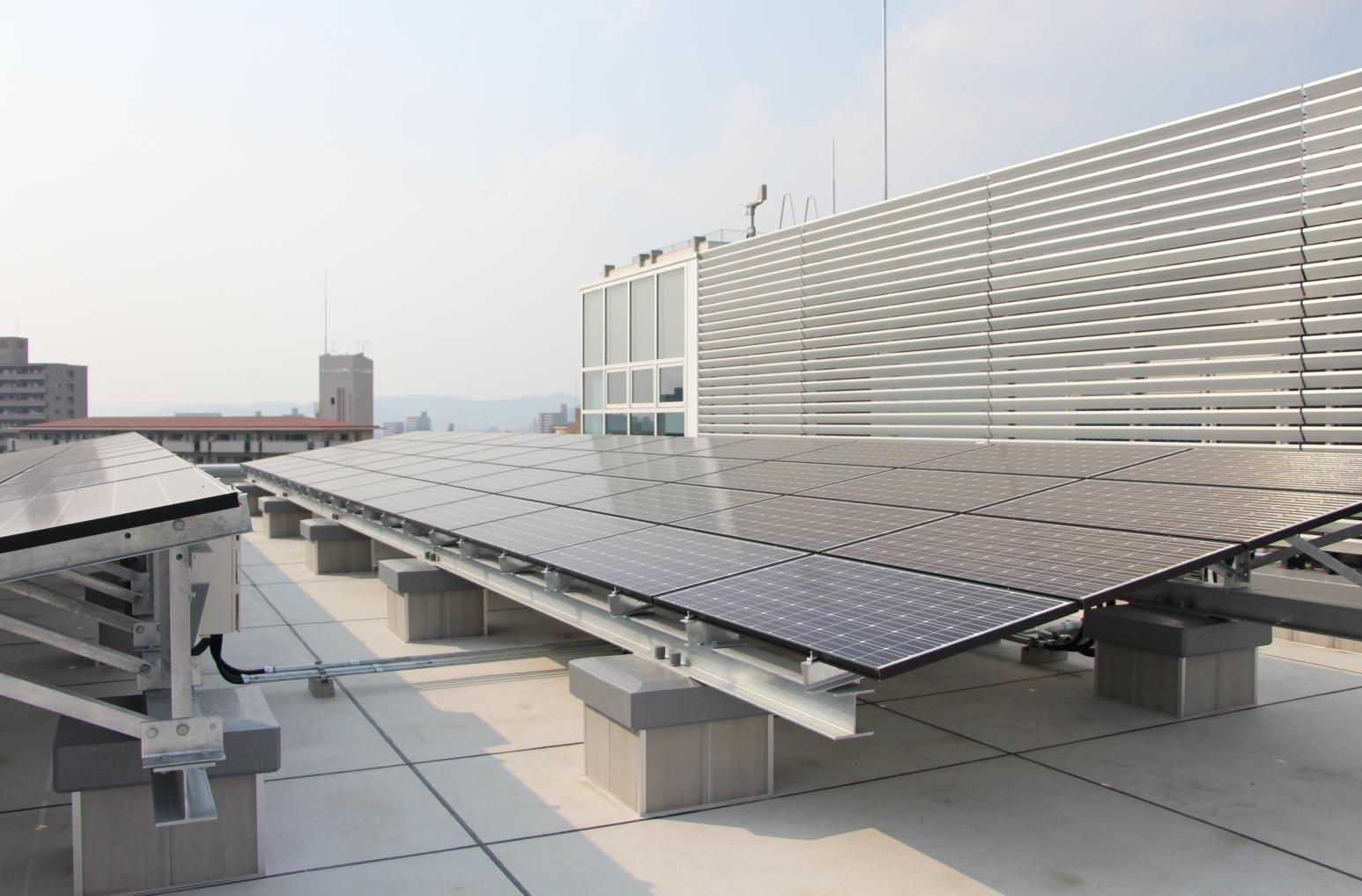 本局の屋上に設置された太陽光発電システムの写真