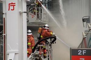 火事の現場で消火活動をしている消防隊員の写真