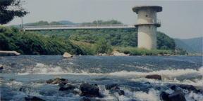 川の奥にある三野取水塔の写真