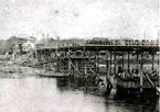 木材で出来た橋が架かっている京橋水管橋橋台工事の様子の白黒写真