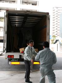 トラックに物資の積み込みをしている職員の写真